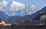 Im April 1982 steht eine unbekannte 141 im Bahnhof Rupolding am Ende eines Wendezuges nach Rupolding.