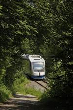 Durch diese hohle Gasse... fährt der VT 103 am 21.07.2020 bei Neuhaus nach Bayrischzell