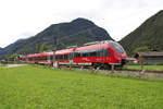 Mit dem Zug durch die Berge. 2442 231 ist von Innsbruck nach München unterwegs und passiert gerade das Einfahrsignal von Mittenwald. Hier vom Riedboden aus kann man fast eben bis nach Scharnitz in Österreich entlang der Isar und der Bahnstrecke wandern. 22.09.2018