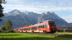 2 Talent 2 Züge verlassen als RB nach München Hbf die Stadt Garmisch-Partenkirchen mit dem Wettersteingebirge inklusive Deutschlands höchstem Berg (ganz rechts) im Hintergrund. Aufgenommen am 6.10.2018 10:08
