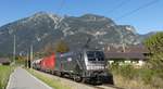1116 182 und 2016 043 ziehen einen Güterzug gen Innsbruck aus Garmisch-Partenkirchen hinaus. Im Hintergrund ist die Kramerspitze zu sehen. Aufgenommen am 10.10.2018 11:32