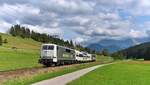 Mit dem Zug in die Berge  Nach zwei Stunden Aufenthalt in Mittenwald fährt der LUXON Panoramawagen mit RailAdventure 111 210 + 111 222 wieder zurück nach München.