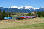 Aus dem Archiv: Am 14. April 2013 bespannten die 111 017 und die 111 053 einige Regionalbahnen zwischen München und Mittenwald in Sandwich-Formation. Am Vormittag fuhr mir  Maxl , wie die im Bahnland Bayern Design gehaltene 111 017 genannt wurde. auf der Schmalenseehöhe vor der Linse. Die Regionalbahnen auf der Mittenwaldbahn waren damals häufig sogenannte  Kamelbuckelzüge , das heißt es befanden sich sowohl Doppelstock- wie auch modernisierte n-Wagen im Zugverband. 