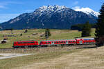 Aus dem Archiv: Am 14. April 2013 wurden einige Regionalbahnen zwischen München und Mittenwald in Sandwich-Bespannung von 111 017 und 053 bespannt. Hier sieht man letztgenannte vor einem Steuerwagen mit Wittenberger-Kopf das Gefälle von der Schmalenseehöhe nach Klais hinab fahren. Im Hintergrund das Karwendelgebirge, in diesem Falle die Schöttelkarspitze.