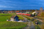 Dunkle Wolken über dem Münchner 111er Bestand. Das Einsatzgebiet wird unweigerlich kleiner. Am 11. November 2024 fotografierte ich die 111 091 vor der RB 59451 auf der Fahrt nach Garmisch-Partenkirchen in Ohlstadt bei einer interessanten Wetterstimmung. Zu diesem Zeitpunkt war noch unklar, ob nach Fahrplanwechsel auch noch weiterhin lokbespannte Regionalzüge ins Werdenfels verkehren. Daran hat sich glücklicherweise dann doch nichts geändert und die bekannten Umläufe blieben bestehen. Weggefallen sind aber unweigerlich die Leistungen von und nach Passau. Gelegentlich kommt eine Lok der Baureihe 111 noch vor dem RE 2 nach Regensburg zum Einsatz, auch auf der RB 16 von und nach Treuchtlingen sind regelmäßig Fahrten zu beobachten. Die Zeit der Bundesbahn-Klassiker läuft langsam aber sicher ab. 