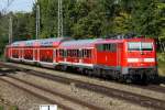 Die 111 005-5 zieht die RB mit 111 181-4 im Schlepp von Mittenwald nach Mnchen durch Planegg am 20.08.2012