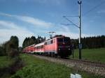 Am 16.10.2012 zieht 111 073 ihre Regionalbahn nach Mittenwald. Die Aufnahme entstand bei Rieden.