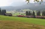 Trbes Wetter, Buckelwiesen, Schmalensee und mittendrin die Mittenwaldbahn.
Eine 111er hat ihren Zug aus Richtung Garmisch-Partenkirchen gerade ber die Schmalenseehhe geschleppt und wird nun in einer Schleife den Schmalensee umrunden. Dann geht es hinunter nach Mittenwald.

Das Wetter wurde whrend unseres Mittenwald Besuches immer schlechter aber wir lieen uns nicht abhalten auf Erkundungswanderschaft zu gehen.
Das Wettersteingebirge lsst sich durch den Dunst und Nebel nur erahnen.

08.10.2013 - Bahnstrecke 5504 Mnchen Hbf. - Mittenwald (Grenze)
