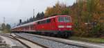 111 021 verlsst den Bahnhof Klais in Richtung Garmisch-Partenkirchen.