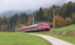 111 210-1 bringt ihre Regionalbahn aus Mnchen ihrem Ziel Mittenwald entgegen.