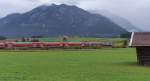 Mit der Bahn in die Berge, so heit die Botschaft auf 111 039, die als Werbelok fr den  Deutschen Alpenverein  dient.