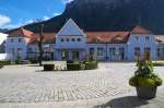 Der Bahnhof in Mittenwald hat eine bessere Zukunft als manche Bahnhöfe in Deutschland. 100 Jahre nach dem Bau wurde im Jahr 2012 das neue Konzept vorgestellt. Ein privates Geschäft aus Mittenwald hatte den Bahnhof gekauft und in ein kleines Geschäftszentrum umgewandelt. Es finden sich ein Reisebüro mit Fahrkartenverkauf, eine Poststelle und ein Café in den Räumen des ehemaligen Empfangsgebäudes. Bahnstrecke 5504 München - Mittenwald Grenze. 07.10.2013