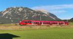 Ankommen, Koffer in die Ferienwohnung und sofort an die Strecke. Besonderen Spaß macht dies erstens, wenn die Wohnung nur 100 Meter von der Mittenwaldbahn entfernt liegt und zweitens, wenn  Kaiserwetter  am Karwendel (im Hintergrund die Soierngruppe) angesagt ist. Ein Hamster (BR 2 442 Österreich tauglich) kommt im abendlichen Sonnenlicht die Schmalenseehöhe hinunter. Der Triebwagen ist auf der Relation Innsbruck - Mittenwald (REX) - München (RB) unterwegs. Noch etwa eine Minute ist es bis Klais. Bahnstrecke 5504 München - Hbf. Mittenwald Grenze am 04.10.2015