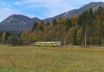 Im Wochenumlauf vom 05.10.2015 bis 10.10.2015 war ein ÖBB Werbetalent auf der Mittenwaldbahn anzutreffen. 4024 088-9 trägt Werbung für die Raiffeisenbank. Außergewöhnlich ist, dass der Werbetalent nur auf einer Stirnseite das ÖBB Emblem trägt, auf der anderen Stirnseite trägt er das Raiffeisenlogo. Der Triebwagen ist auf der Relation Garmisch-Partenkirchen - Mittenwald - Innsbruck unterwegs und wird gleich in den Bahnhof von Klais einfahren. Bahnstrecke 5504 München Hbf. - Mittenwald Grenze am 05.10.2015