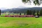 Am Schmalensee mit Blick auf die Zugspitze - Ein Hamsterbäckchen der DB Regio Werdenfelsbahn ist als RB München - Mittenwald unterwegs und umrundet den Schmalensee. Bis Mittenwald sind es nur noch wenige Kilometer und es geht nur noch bergab. Bahnstrecke 5504 München - Mittenwald Grenze am 15.09.2016