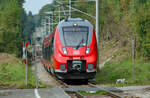 Auf der Strecke Murnau-Oberammergau verkehren auch vierteilige Triebwagen der Unter-BR 2442. Die Aufnahme zeigt 2442 719 der Werdenfelsbahn kurz vor der Durchfahrt durch den Bedarfshalt Jägerhaus aus Richtung Bad Kohlgrub kommend.