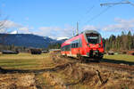 DB 2 442 201 rollt über die Außerfernbahn von Pfronten-Steinach nach Garmisch-Partenkirchen. hier bei Untergrainau. (03.02.2024)