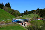 Am 22. April 2018 brachte die 223 069 den ALX 84137 von Lindau nach München HBF. Der Drei-Wagen-Zug wies die optimale Länge für das Motiv mit dem Steinbogenviadukt bei Oberthalhofen auf. Das Bauwerk stammt noch aus der Anfangszeit der Allgäubahn.