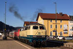 So stellt sich der Eisenbahnfotograf eine Ausfahrt von einer Lok der Baureihe 218 vor. Ordentlich Ökodiesel pustet die 218 489-3 aus dem Schornstein in Immenstadt am 24.11.20 