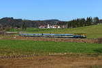 Nach 17 Jahren war Schluss und die Länderbahn verabschiedete sich mit ihren Alex-Zügen aus dem Allgäu. Im Dezember 2003 startete der erste Alex von München nach Oberstdorf. In den dann folgenden 17 Jahren fuhren an 6.205 Tagen knapp 50 Millionen Fahrgäste mit, insgesamt wurden 21 Millionen Zugkilometer zwischen München, Lindau, Immenstadt und Oberstdorf zurückgelegt. Am 09. November 2020 konnte ich die  bodo -Werbelok ER 20 - 013 mit dem ALX 84111 auf der Fahrt nach München HBF kurz vor Oberstaufen mit Blick auf die Ortschaft Zell fotografieren.  