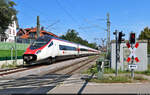 RABe 503 016-0 (Alstom ETR 610) quert die Schloßstraße in Oberreitnau und wird in wenigen Minuten den Bahnhof Lindau-Reutin erreichen.