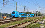 1428 528-2 (ET 4.24 B) fährt über den Bodenseedamm am Bahnhof Lindau-Insel, wo fünf Streckenarbeiter zugange sind. Der Stadler FLIRT 160 trägt noch das Logo der ehemaligen Marke Go-Ahead.

🧰 Arverio Bayern GmbH
🚝 RE 78925 (RE 96) München Hbf–Lindau-Reutin
🕓 30.7.2024 | 12:17 Uhr