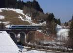 ALX 84147 von Lindau nach Mnchen berfhrt am 03.03.2011 im Tal der Oberen Argen das Viadukt bei Harbatshofen