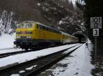 218 392-9 mit Gleismesszug am 06.03.2012 bei der Ausfahrt aus dem Oberstaufener Tunnel, der nur mit einer Höchstgeschwindigkeit von 30 km/h durchfahren werden darf.