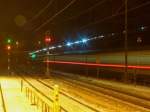 Am 09.01.2009 verlt eine 101 mit ihrem IC den Bahnhof Gnzburg und hinterlt diesen herrlichen Lichtbogen....