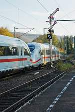 Wegen Bauarbeiten im Ulmer Hauptbahnhof (Anbindung der Neubaustrecke Stuttgart - Ulm an die Fernbahngleise) werden die ICE vom 25.10. bis 09.11.2018 zwischen Stuttgart und Augsburg über Aalen und Donauwörth umgeleitet. Dabei befahren die Züge auch die von Donauwörth bis Goldshöfe eingleisige Riesbahn. Hier durchfährt ein ICE Velaro-Doppel am 26.10.2018 den Bahnhof Goldshöfe, in dem die Riesbahn auf die aus Crailsheim kommende Jagstbahn trifft.