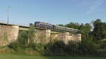 Am 23.07.2021 fährt 110 262-3 (139 262-0) der Bayerbahn mit einem Fotosonderzug über eine der Wörnitz-Brücken bei Harburg(Schwab) in Richtung Nördlingen.