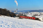 Der Betreiberwechsel von DB Regio auf Go-Ahead Bayern auf der Riesbahn von Aalen über Nördlingen nach Donauwörth zum Fahrplanwechsel am 11. Dezember 2022 verlief mehr als holprig. Aufgrund von Personalmangel war es nicht möglich, den Betrieb mit eigenen Fahrzeugen zu starten. Durch intensive Bemühungen gelang es Go-Ahead Bayern zumindest, die Firmen DB Regio und Weser Ems Eisenbahn GmbH (WEE) mit einem Ersatzzug-Konzept zu beauftragen, um den Zugverkehr sicher zu stellen. Die Deutsche Bahn setzte dabei einen Triebzug der Baureihe 425 ein. Während der Start beim anderen einspringenden Unternehmen ebenfalls suboptimal lief, fuhr DB Regio von Anfang an zuverlässig. Am 17. Dezember 2022 zeigte sich das Donau-Ries verschneit bei besten Wetterbedingungen. Bei Ebermergen konnte ich den 425 545 auf seiner Fahrt als RB 57671 von Aalen nach Donauwörth fotografieren. Im Hintergrund erkennt man das eindrucksvolle Zementwerk bei Harburg. 