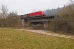 Am 15. Februar 2023 ist die 187 162 der DB mit einem gemischten Güterzug Richtung Ingolstadt unterwegs. Fotografiert habe ich sie auf der Brücke über die Altmühl kurz vor Solnhofen. Der dichte Hochnebel hat sich gerade gelichtet und so das Foto ermöglicht.
Pappenheim - Solnhofen, 15. Feb. 2023
