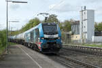 Sie ist schon stets ein impossanter Anblick - die Euro Dual von Stadler. Hier durchfährt die 2159 209 der ELP, vermietet an BSAS, mit einem Kesselwagenzug den Bahnhof Pappenheim Richtung Ingolstadt. Gruß an den freundlichen Lokführer!
Pappenheim, 26. April 2024