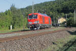 Die fabrikneue Vectron Dualmode light 249 012 der DB Cargo durchfährt Solnhofen Richtung Treuchtlingen. Im Fenster erkennt man noch einen Zettel, der auf die Abnahmefahrt der Lokomotive hinweist.
Solnhofen, 27. August 2024