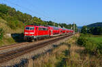 Aus dem Archiv: Am 07. September 2016 bespannte 111 023 eine Regionalbahn nach Treuchtlingen und konnte von mir bei Hagenacker im Altmühltal aufgenommen werden. Die Lok ist (Stand 2024) seit drei Jahren im Stillstandsmanagement in Karsdorf abgestellt. Die Doppelstockwagen aus der Serie 1993 (DBz 750) sind dort ebenfalls zu finden und können bei DB Gebrauchtzug erworben werden. 