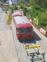 Mainschleifenbahn__Die Endstation in Volkach-Astheim. Schienenbus-Garnitur nach Seligenstadt. Seit Jahren gibt es Bemühungen und, seitens der öffentlichen Hand Zusicherungen, für eine Wiederinbetriebnahme im Planverkehr bis Seligenstadt, womöglich mit Durchbindung über 15 weitere km nach Würzburg. Aktuell ist kein Verkehr bis Seligenstadt DB-Bhf. (und darüber hinaus) möglich, weil die DB die Verbindungsweiche dort 1998 ausgebaut hat (also bereits ein Jahr vor Mehdorns Amtsantritt als oberster Weichenausbauer bei DB). Eine Umsteigemöglichkeit zur Regionalbahn RB 53 besteht am Haltepunkt Seligenstadt (ca. 300 m von Haltepunkt Seligenstadt Mainschleifenbahn entfernt).__13-08-2022