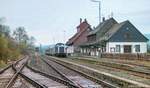 Bischofsheim (Rhön), Blick nach Osten am 14.4.89: 211 020 schob ihren Zug aus dem Bahnhof und gab den Blick auf alle Bahnhofsgebäude frei.