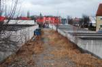 Blick zurck zum letzten  originalen  Stck Bahndamm, der bis zum Kreisverkehr geht. Die Gleise am bergang zum Asphalt wurden berbaut.