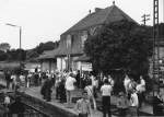 Blick aus dem letzten planmigen Reisezug auf die Menschenmenge in Berching am 25.9.87. Wre dort immer so viel los gewesen, htte die Bundesbahn die STrecke sicher nicht stillgelegt...