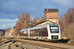 1648 453 und 1648 418 fahren in den Bahnhof Frose ein.