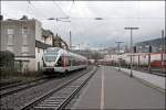 ET23004 fhrt bei Sauerlnderwetter als 99733, (RB91  Ruhr-Sieg-Bahn ) nach Hagen Hbf, in Plettenberg ein. (03.04.2008)