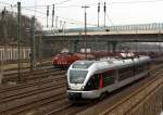 ET 22007 (2-teiliger Stadler Flirt) der Abellio Rail NRW am 10.03.2012 kurz vor der Einfahrt in Bahnhof Kreuztal. Er fhrt die KBS 440 Siegen-Hagen als RB 91 (Ruhr-Sieg-Bahn).  Die 2-teilige Flirtvariante gibt es z.Z. nur bei der Abellio Rail NRW, sie haben nur eine Hchtgeschwindigkeit vom 140 km/h. Eine freudlichen Gru an den Tf zurck.