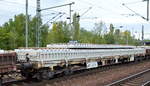 Drehgestell-Flachwagen mit Seitenborden vom Einsteller Ahaus Alstätter Eisenbahn Cargo AG ( gehört zu VTG) mit der Nr.