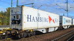 Gelenk-Containertragwagen vom Einsteller AAE Cargo (VTG Schweiz) mit der Nr. 33 RIV 68 D-AAEC 4954 354-9 Sggmrs 90´57 am 18.10.19 Bf. Flughafen Berlin Schönefeld.