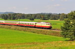 Der AKE Rheingoldzug auf der Fahrt durch den Chiemgau in Richtung Freilassing mit der Lok E10 1309 bei Bernau am Chiemsee am 11.09.16