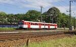 Der VT 2.56 der AKN fährt am 10.07.2023 aus Elmshorn nach Ulzburg Süd aus