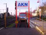 Ein Triebwagen der AKN steht in Elmshorn, hinter dem neuem AKN-Schild.