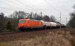 145-CL 002 der ArcelorMittal schleppte am 18.02.18 einen Kesselwagenzug durch Burgkemnitz Richtung Bitterfeld. In Burgkemnitz wurde auf das Gegengleis gewechselt um die vorausfahrende S-Bahn zu überholen.