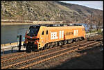 Die nagelneue BBL 159230-2 Eurodual Lokomotive von Stadler ist hier linksrheinisch Richtung Koblenz unterwegs.